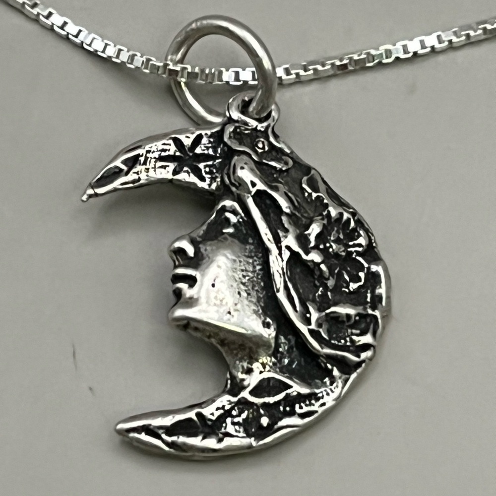 Elegant Silver Pollyanna Necklace with Classic Box Link Design Chain